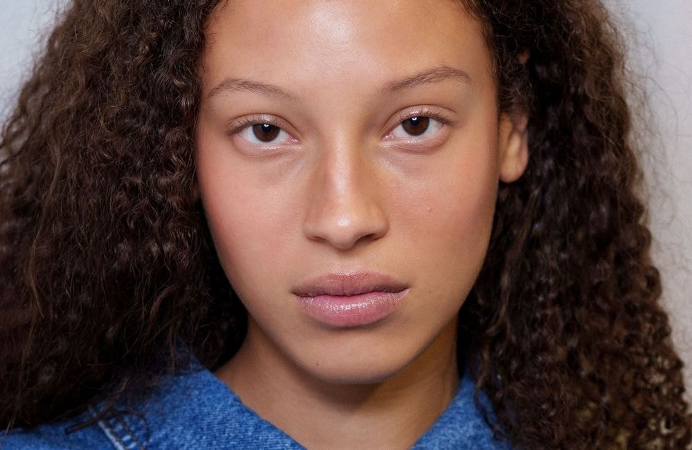 Ces trois erreurs que tout le monde fait en hiver sabotent les cheveux, selon un chirurgien capillaire