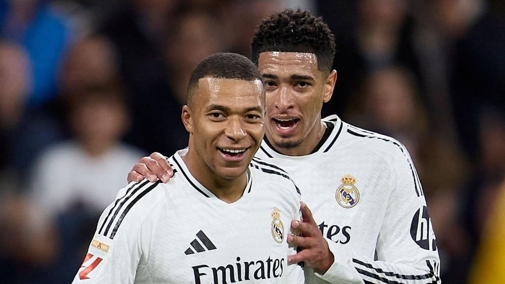 Kylian Mbappé et Jude Bellingham torse-nu sur un yacht déclenchent un raz-de-marée : "Quelle est la routine fessier de Kylian ?"