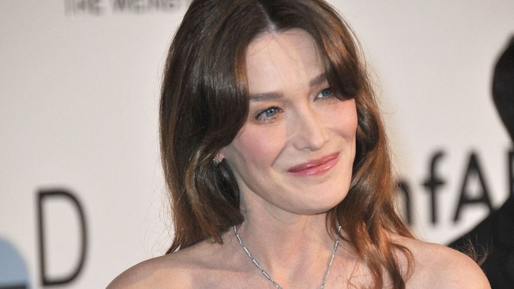À 56 ans, Carla Bruni fait sensation en bottes en cuir et mini short