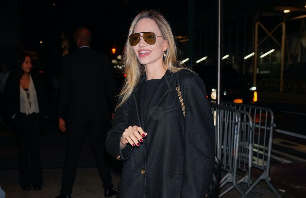 Comment porter le classique manteau noir comme Angelina Jolie ?