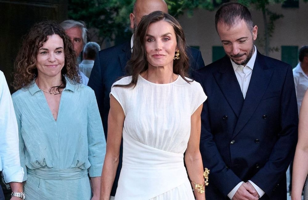 Letizia d’Espagne rayonne à Majorque dans une robe blanche à la taille marquée