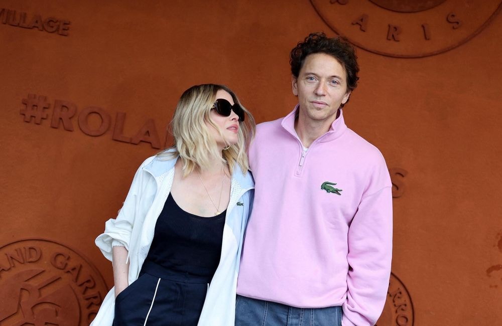 Le chanteur Raphaël se livre sur sa vie de famille avec Mélanie Thierry