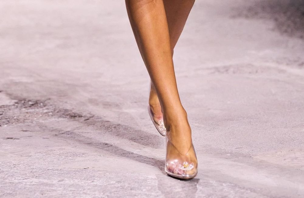 Les chaussures transparentes : la tendance audacieuse qui s’impose en 2025