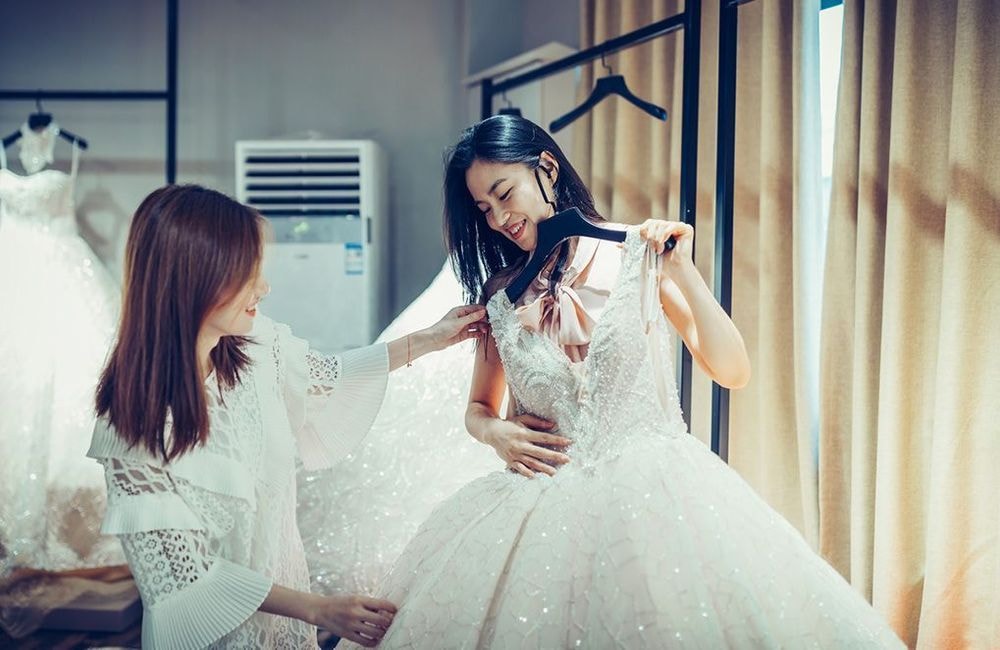 Elles ont revendu leur robe de mariée : « Aujourd’hui, ça me semble impensable de porter une robe une seule fois »