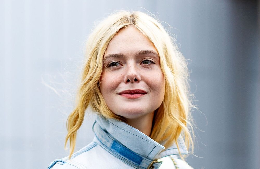 À New York, Elle Fanning craque pour la Olsen Tuck et nous donne (déjà) des envies d’automne