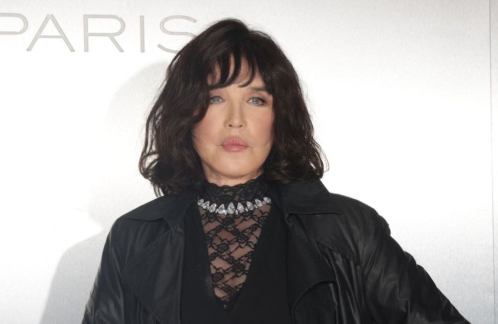 À 70 ans, Isabelle Adjani adopte la longueur de carré parfaite pour un effet coup d’éclat