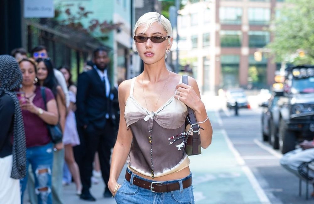 Jean baggy et top caraco : Iris Law signe le look le plus facile et cool de l’été