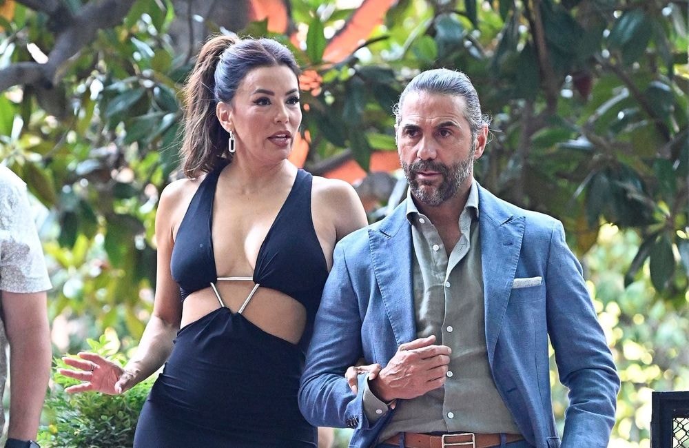 Eva Longoria : glamour en décolleté ultra-plongeant au côté de son mari