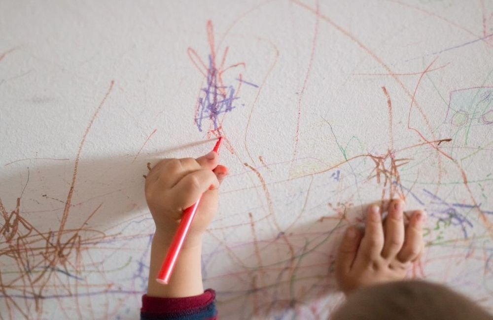 Comment éliminer des traces de crayon au mur ?