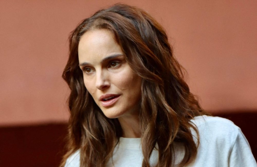 Pantalon flare et sandales compensées : Natalie Portman adopte le combo gagnant de la rentrée