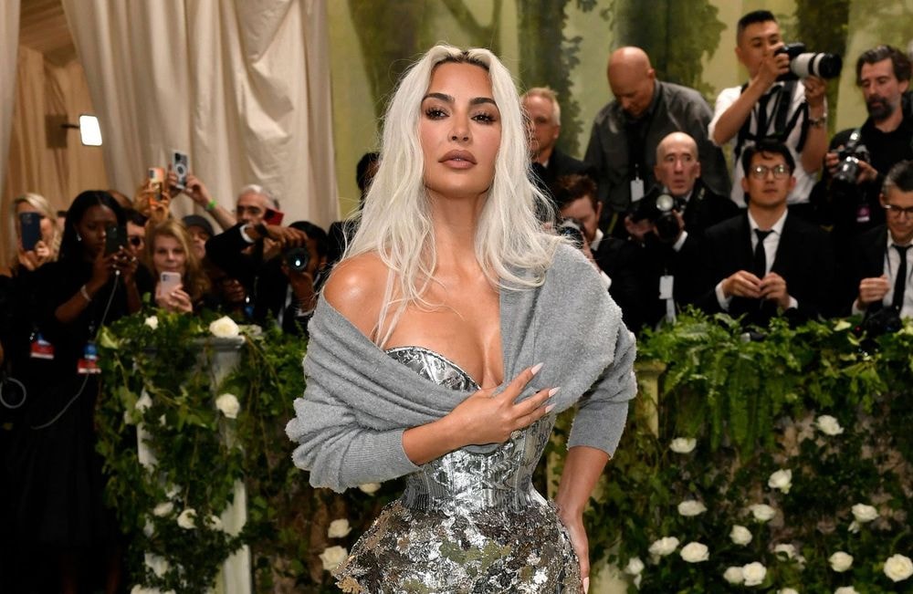 Met Gala 2024 : Kim Kardashian surprend avec son très sage petit cardigan