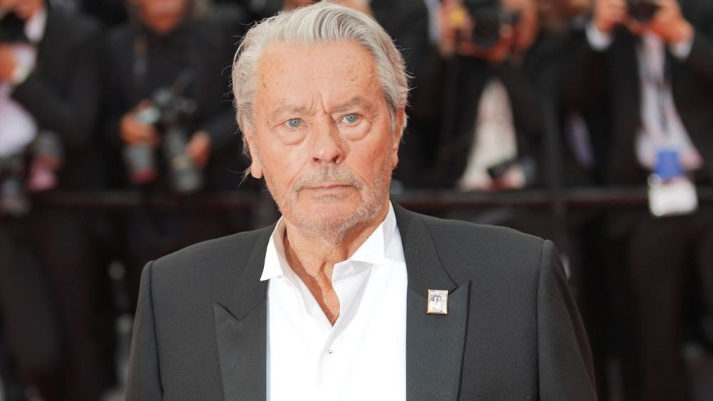 Alain Delon décrit comme “un homme violent” : révélations glaçantes de ses fils “Il m’a étranglé et “ m’a menacé avec l’arme”