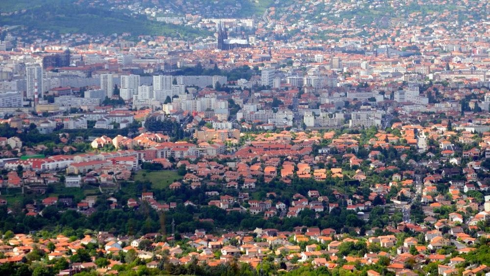 Marché immobilier à Clermont-Ferrand : stabilité des locations et légère baisse des prix d'achat en décembre 2025