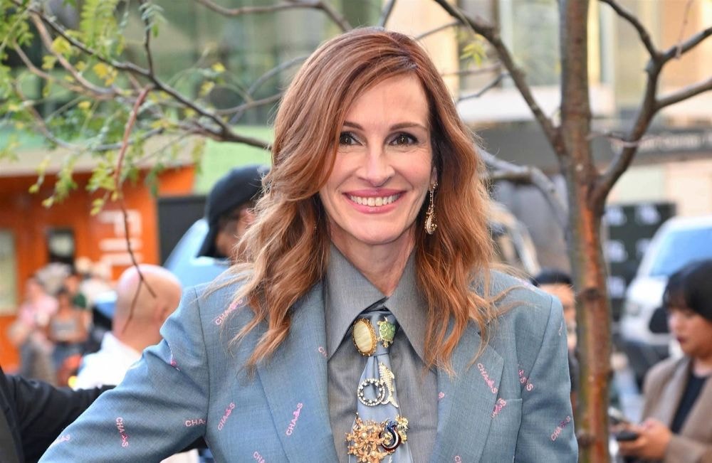 Longueurs ondulées et raie au milieu : Julia Roberts opte pour la coiffure adorée de la Gen Z