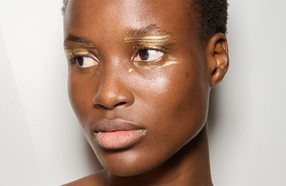 Fêtes de fin d’année : on a trouvé le produit pailleté idéal pour un maquillage de dernière minute