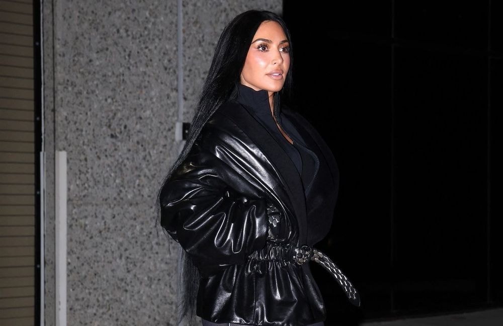 En legging et sneakerina, Kim Kardashian ose un combo mode controversé (mais qui fonctionne)