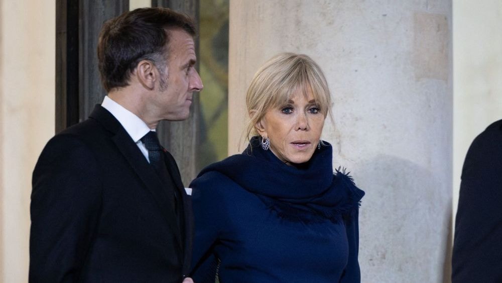 "Brigitte Macron fait pipi debout" : une journaliste fait des allégations humiliantes sur la Première Dame et son entrejambe