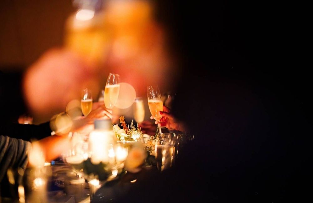Pourquoi certains Français choisissent de passer les fêtes de fin d’année avec des inconnus