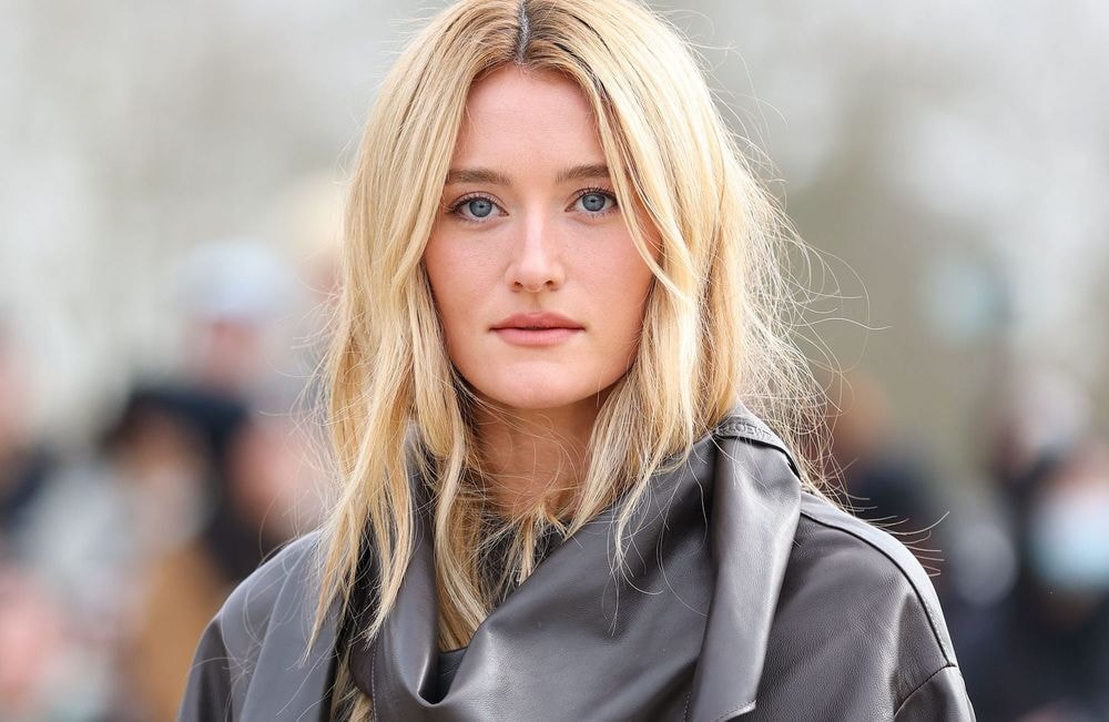 Pantalon blanc texturé, veste en cuir… Sarah Pidgeon fait sensation au défilé Loewe