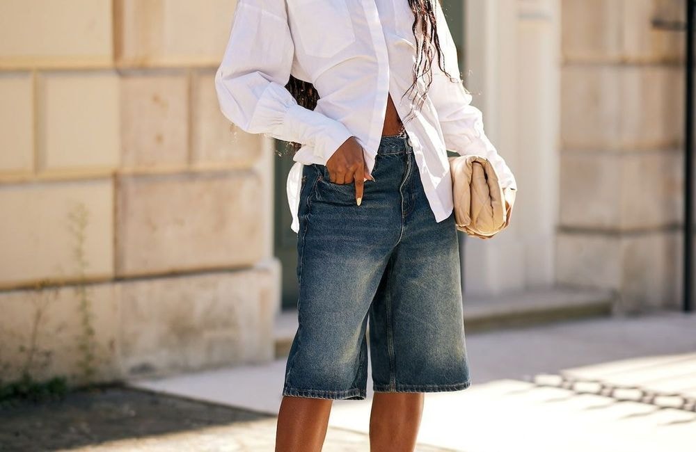 Comment adopter avec style le bermuda en jean, le basique confortable de l’été ?