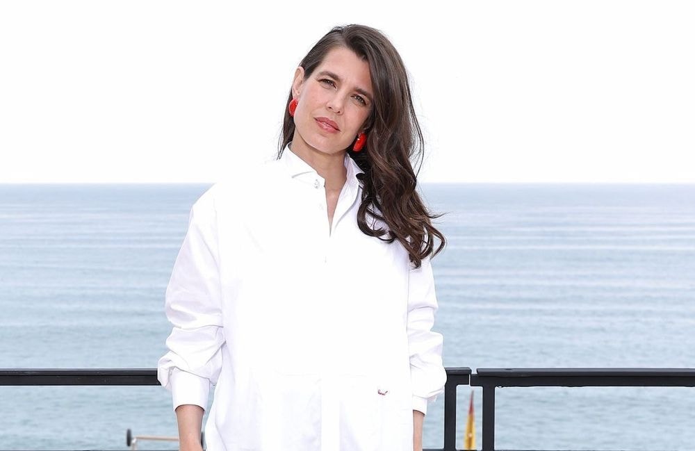 Au défilé Chanel, Charlotte Casiraghi rappelle le pouvoir mode d’une chemise blanche