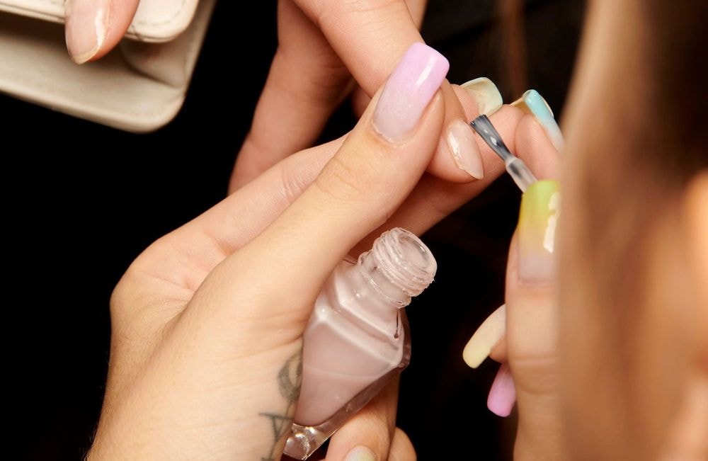 Vous faites ce geste en mettant votre vernis ? Voici pourquoi il l’abîme plus vite !