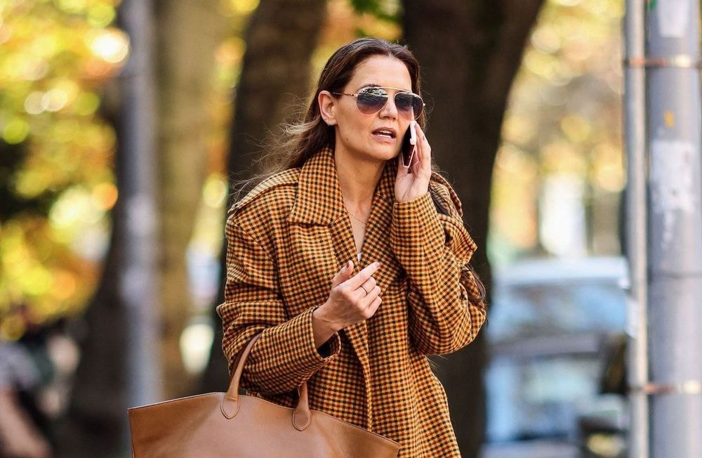 Katie Holmes porte le trench à carreaux parfait pour l'automne