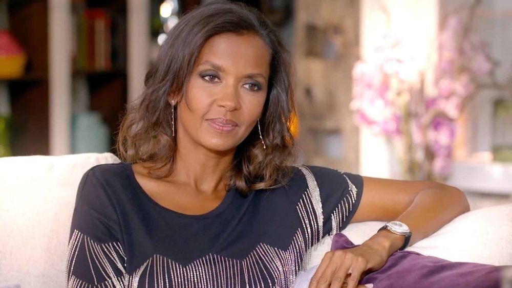 "Toute l’équipe pleurait..." : Karine Le Marchand raconte sa pire anecdote de L’Amour est dans le pré, regardez !