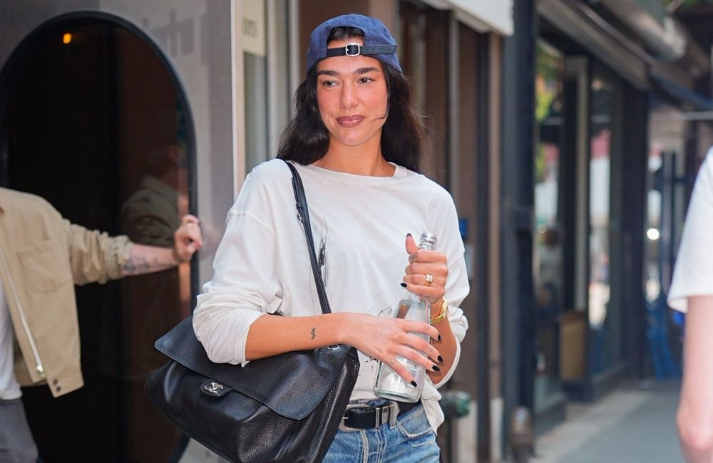 De retour de lune de miel, Dua Lipa mise sur le combo ballerines et look sportswear