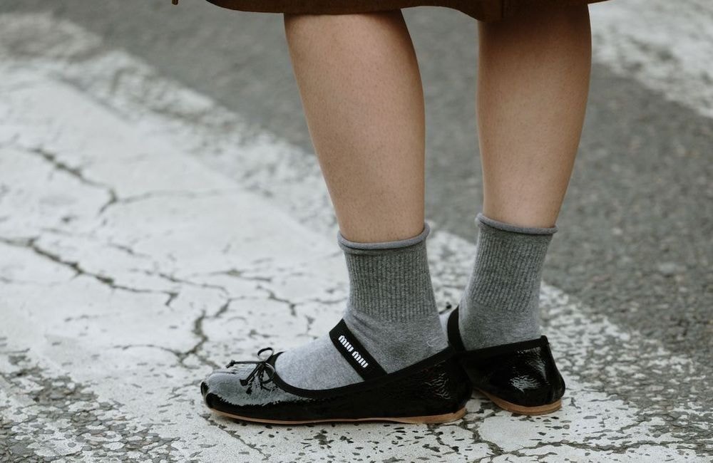 Ballerines et chaussettes colorées : le combo chic controversé le plus cool de l’automne