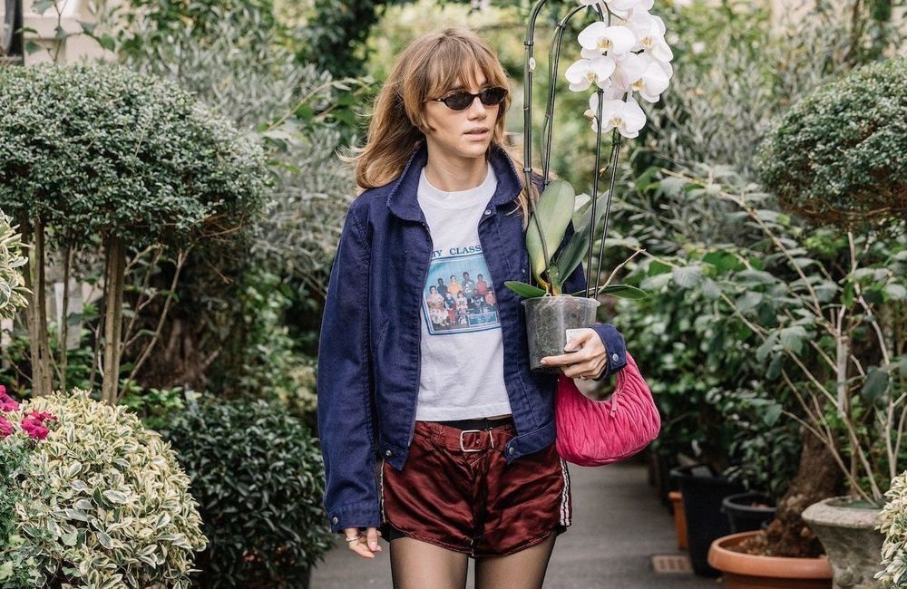 Suki Waterhouse nous montre comment porter le track short à la rentrée