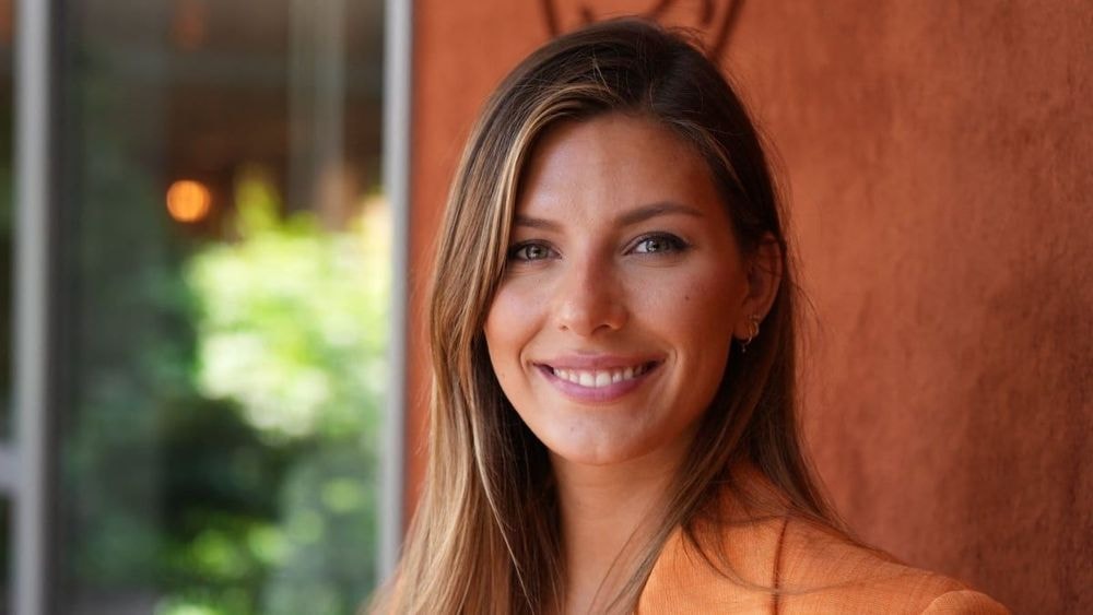 Camille Cerf (31 ans) irrésistible en bikini : décolleté généreux et ventre ultra-plat, elle affiche une silhouette à couper le souffle