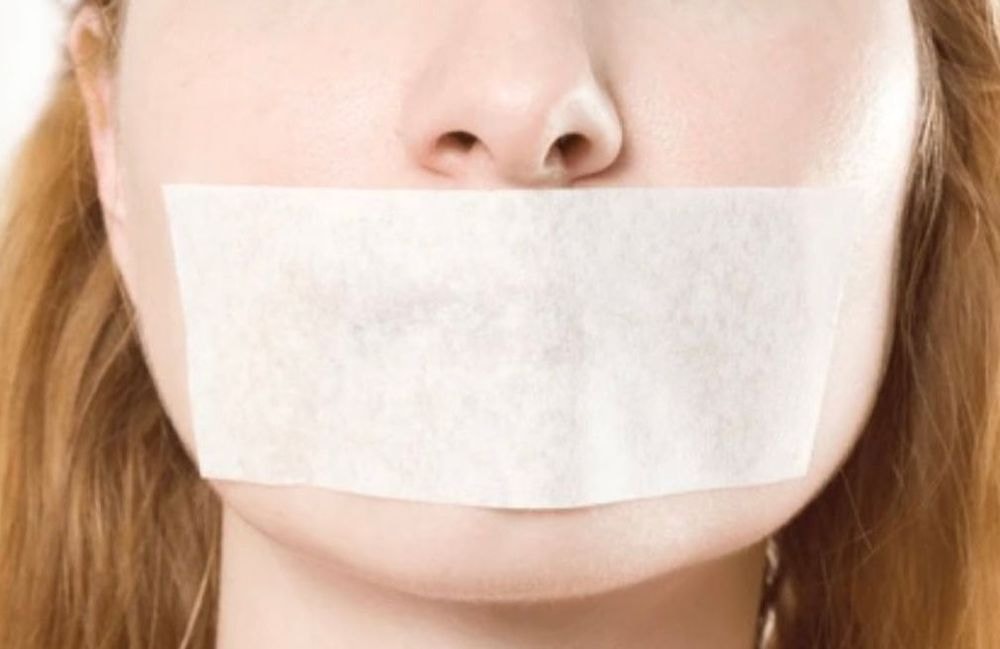Mouth taping : quelle est cette nouvelle pratique qui prétend aider à dormir ?