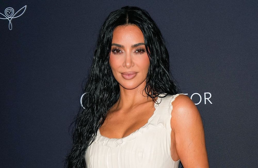 Kim Kardashian affiche une chevelure rouge pour l’automne
