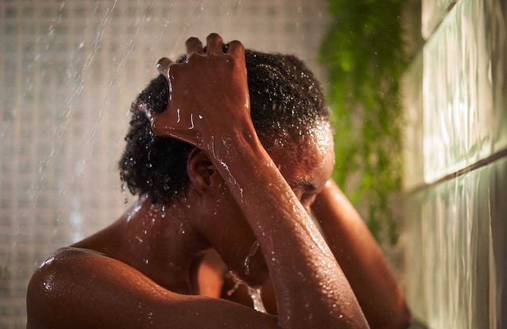 Pourquoi pleure-t-on sous la douche ? Des experts ont la réponse