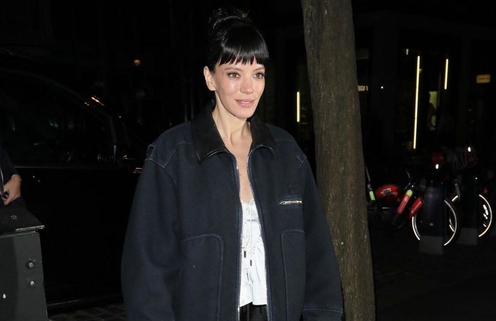 Satin et dentelle : Lily Allen succombe au short phare de la saison