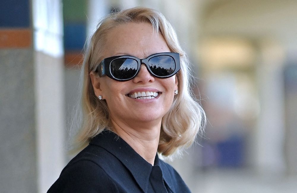 Pamela Anderson adopte la manucure la plus désirable de l’automne 2025