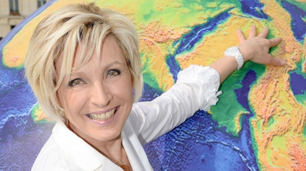 Évelyne Dhéliat dévoile sa destination de vacances favorite en France où il est possible de la croiser : "Je m'y rends souvent..."