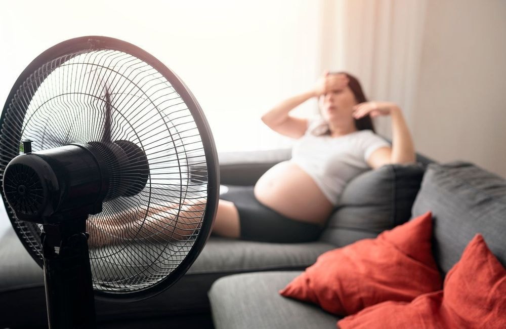 Épilation et chaussures à talon : ces conseils étonnants de la Sécu pour les femmes enceintes face à la canicule