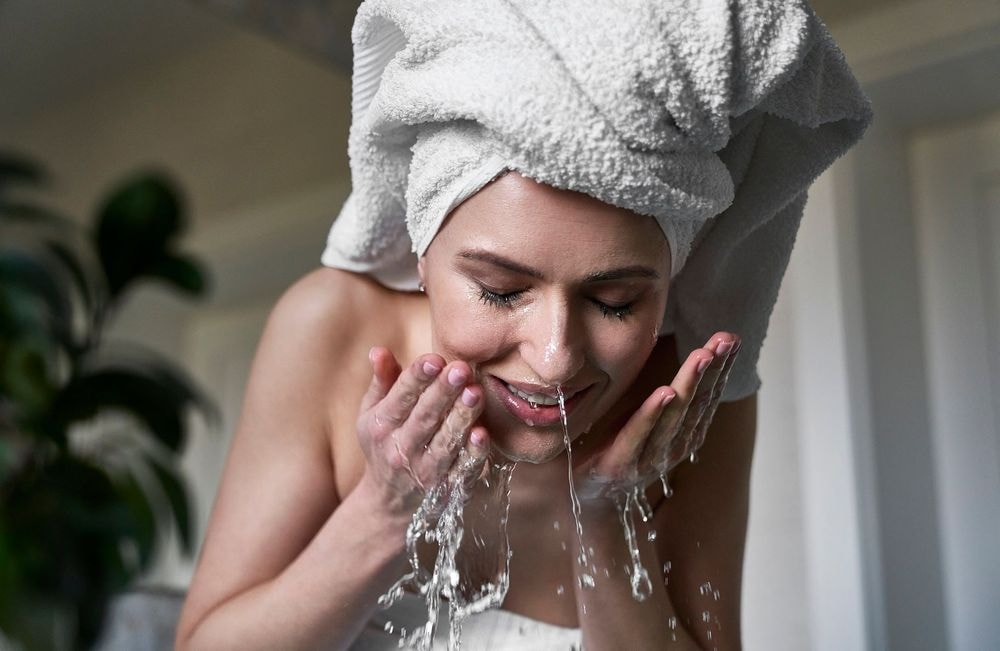 Faut-il se laver le visage à l’eau chaude ou à l’eau froide ?