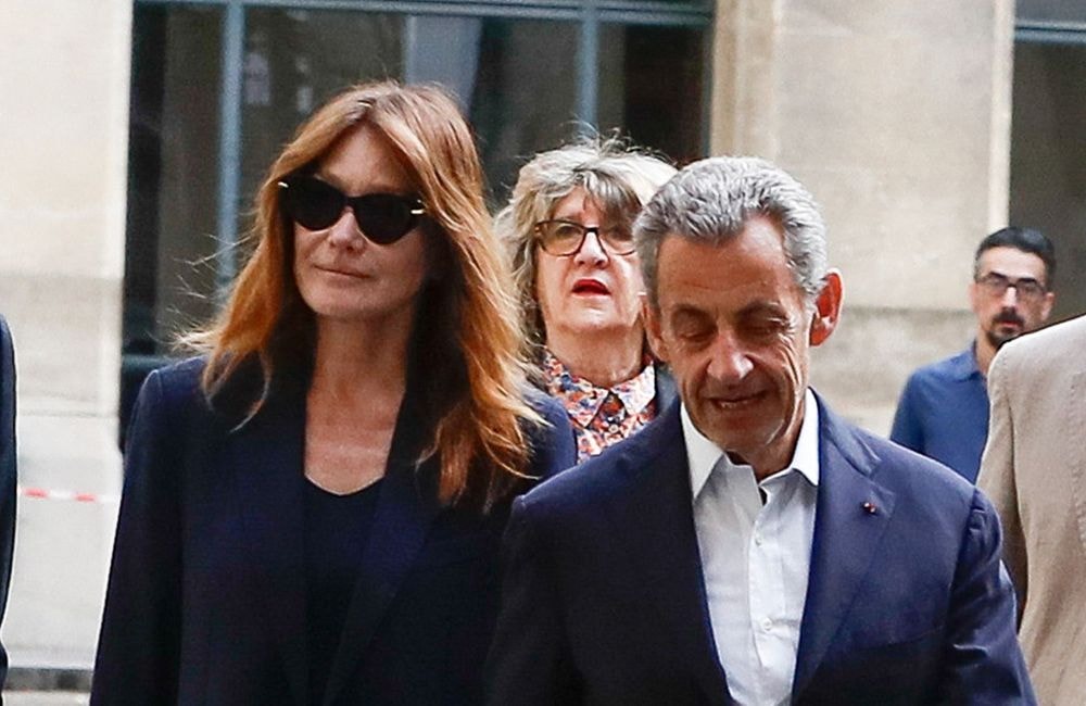 Carla Bruni : en jean flare et baskets blanches, elle signe son allure vestimentaire du moment