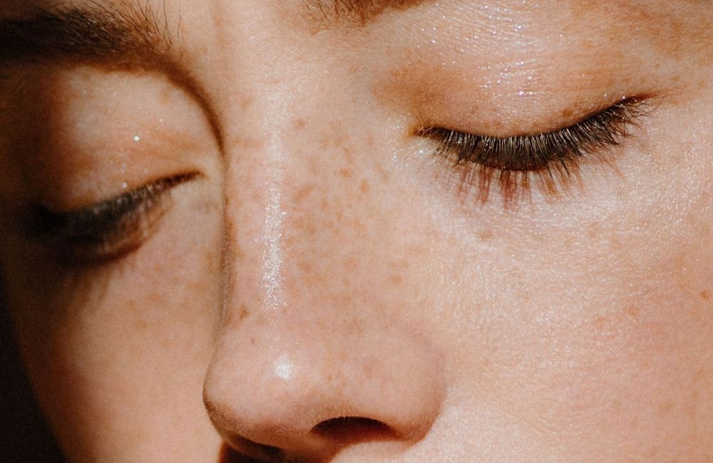 Qu’est-ce que l’acide mévalonique, cet actif prometteur pour hydrater et réparer la peau ?