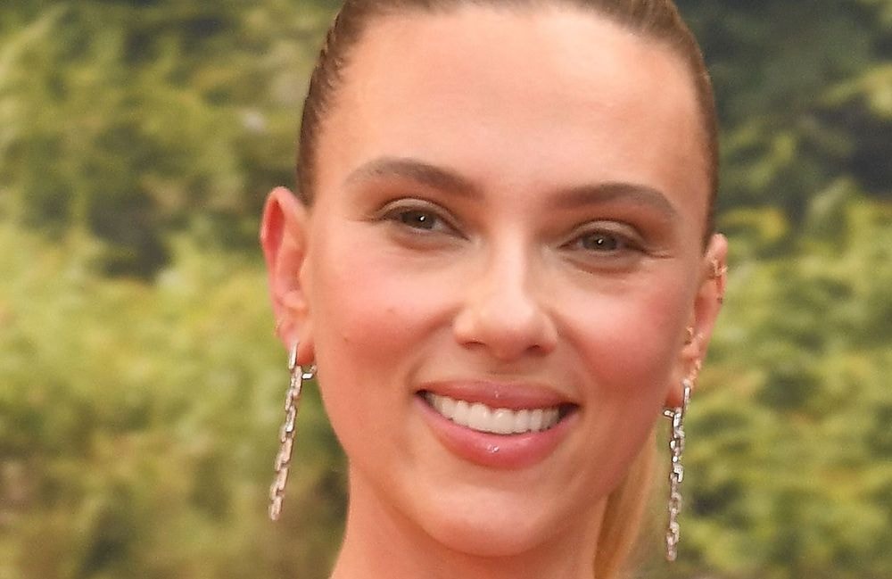 Le secret de la queue-de-cheval de Scarlett Johansson ? Ce détail qu’on va toutes copier