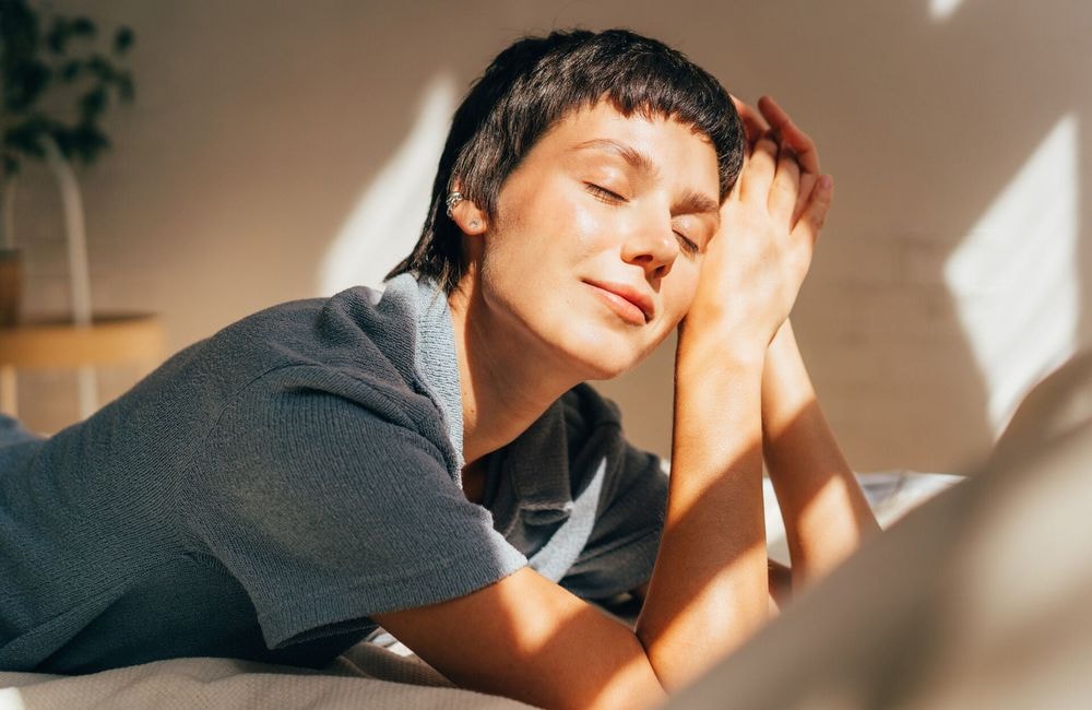Derrière une fenêtre, le soleil abîme-t-il vraiment la peau ? Un dermatologue répond