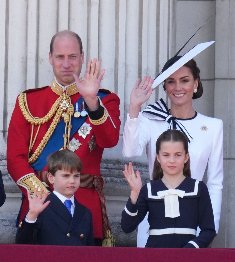 Kate Middleton ovationnée lors de son arrivée sur le balcon de Buckingham