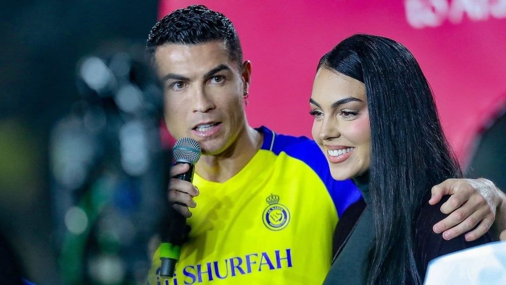 « Oui, je le veux. Dans celle-ci et dans toutes mes vies » : Cristiano Ronaldo et Georgina Rodriguez enfin fiancés après 8 ans d'amour