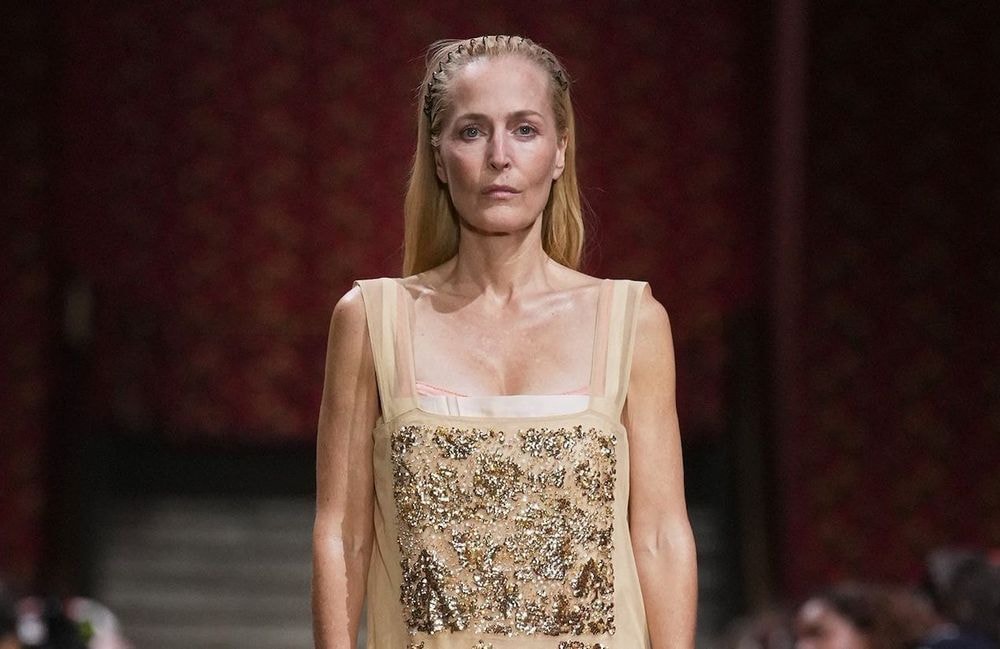 À 57 ans, Gillian Anderson crée la surprise en clôturant le défilé Miu Miu