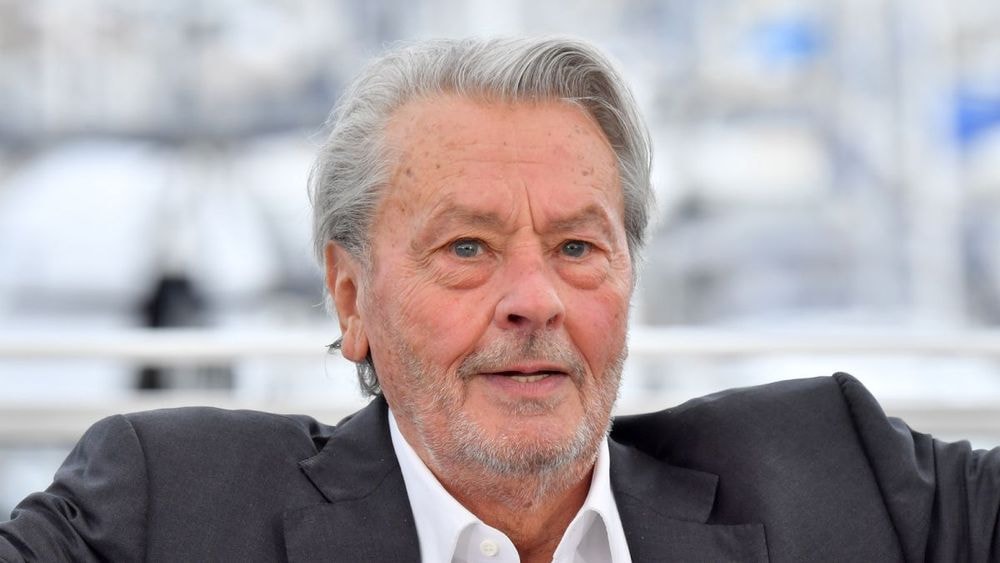 Alain Delon : des armes à feu saisies à son domicile à Douchy