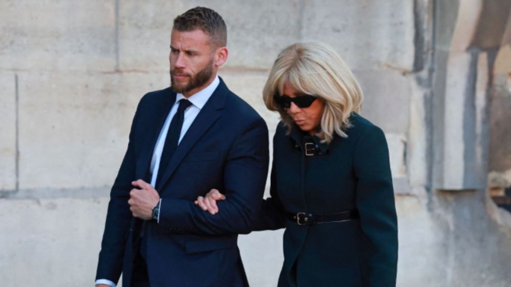 "Casse-toi" : Brigitte Macron insultée à son arrivée aux obsèques de Nathalie Baye !