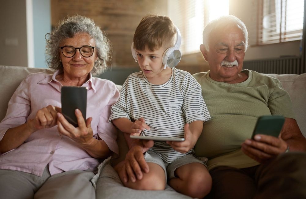 L'édito de ELLE : grands-parents, tous accro aux plateformes de streaming ?